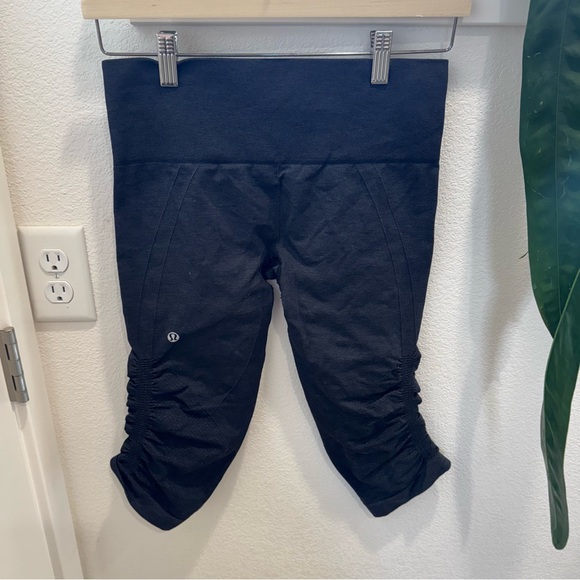 Lululemon ebb and flow tight crop size 6 - Picture 6 of 12